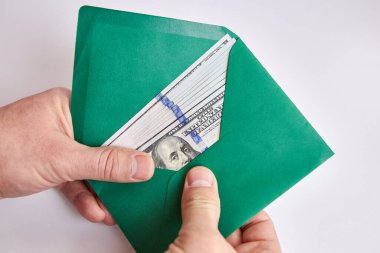 Zarfın içinde dolar banknotları. Rüşvet teklifi.