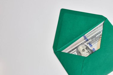 Zarfın içinde dolar banknotları. Rüşvet teklifi.