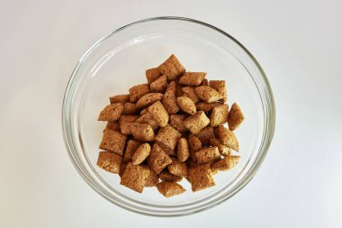 Beyaz arka planda tanecikli cam kase