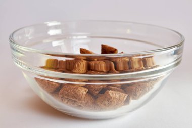 Beyaz arka planda tanecikli cam kase