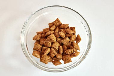 Beyaz arka planda tanecikli cam kase