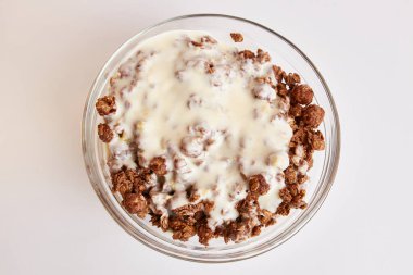 Beyaz arka planda tanecikli cam kase