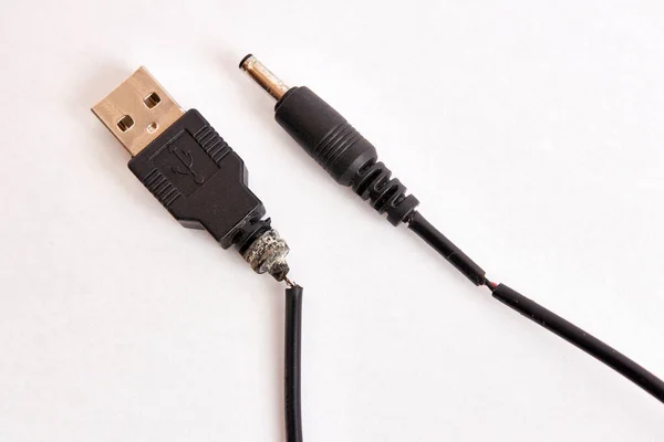 Usb电缆 用于将数字小玩艺儿连接到个人电脑上 — 图库照片