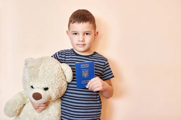 Ukrayna pasaportu taşıyan küçük çocuk.