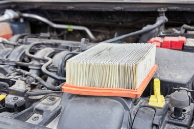 Birisi eski araba hava filtresini değiştiriyor. Araba servisi..