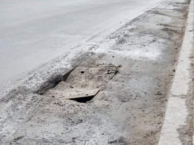 Asfalttaki deliğe yakın çekim