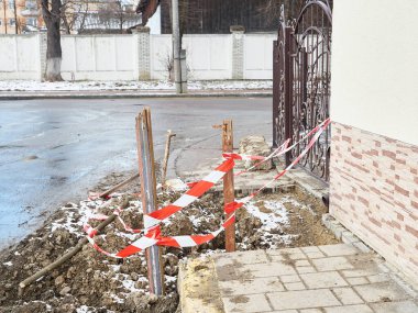 Kırmızı ve beyaz tuğlalı yol inşaatı