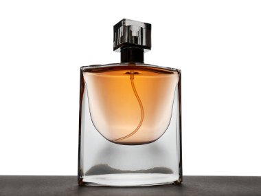 Beyaz arka planda izole edilmiş parfüm şişesi