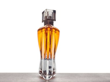 Beyaz arka planda izole edilmiş parfüm şişesi