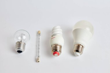 Beyaz arkaplanda bir dizi kurşun ampul