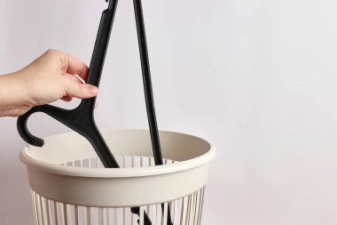 Çöp kutusuna askı atan kişi. 