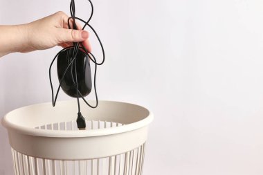 Bilgisayar faresini çöp kutusuna atan kişi 