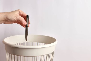 Kalemi çöp kutusuna atan kişi 