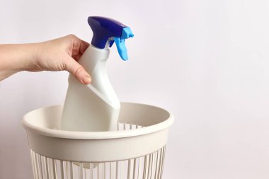 Birisi çöp kutusuna sprey atıyor. 