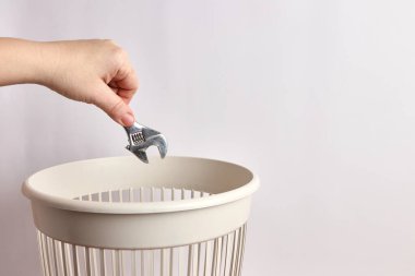 Birisi çöp kutusuna anahtar atıyor. 