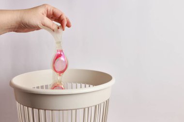 İnsan gözlüğünü çöp kutusuna atar. 