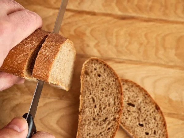 Man Cutting Bread Knife Wooden Board — Stockfoto