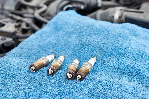 Master Replaces Old Spark Plugs Car Car Service — Stock Photo, Image