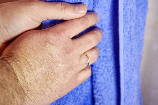 Man Vegen Handen Met Handdoek Close — Stockfoto