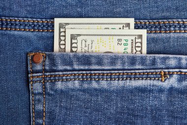 Dolarlı kot pantolona yaklaş.