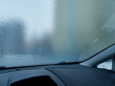 Donmuş, buzlu araba ön camı. Kışın ve kötü hava koşullarında araba kullanılıyor. Arabadan ateş etmek..