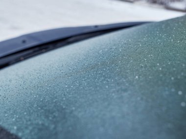 Donmuş, buzlu araba ön camı. Kışın ve kötü hava koşullarında araba kullanılıyor. Arabadan ateş etmek..