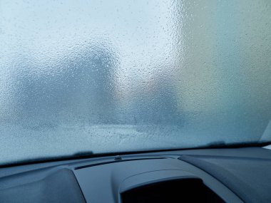 Donmuş, buzlu araba ön camı. Kışın ve kötü hava koşullarında araba kullanılıyor. Arabadan ateş etmek..