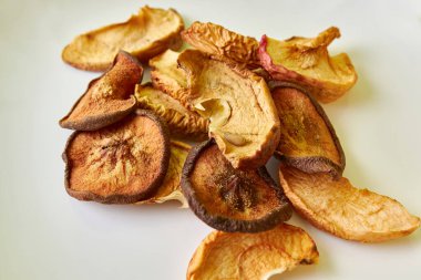 Kurutulmuş elma dilimleri yakın.