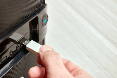 kişi bilgisayara usb kablosu yerleştiriyor