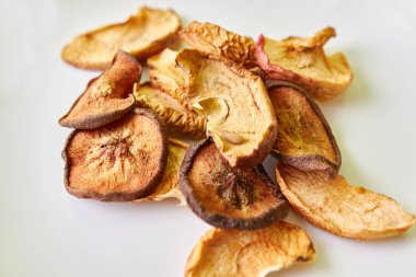 Kurutulmuş elma dilimleri yakın.