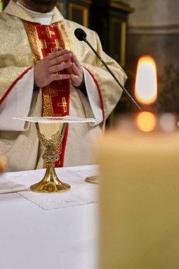 Rahipler kiliseyi kapatsın.