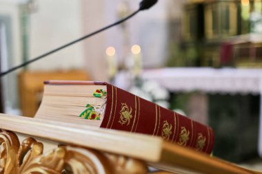 Kilisedeki kutsal İncil.