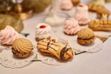 Masada lezzetli tatlı tatlılar