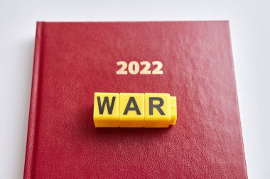 Not defterindeki sarı plastik bloklardan yapılmış savaş metni 