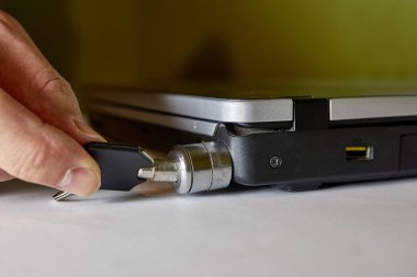 Adam bilgisayarı hırsızlığa karşı özel bir kilitle kilitliyor..