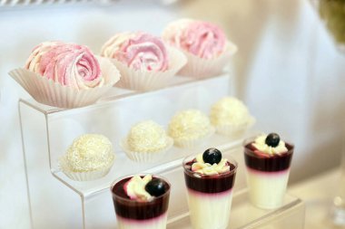 Düğün resepsiyonunun lezzetli pastaları 