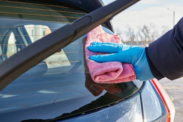 Person Hand Handske Tvätta Bilen — Stockfoto