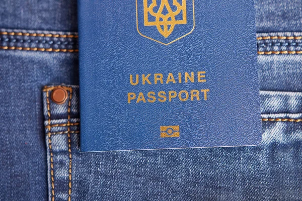 Kot Pantolonda Ukrayna Pasaportu — Stok fotoğraf
