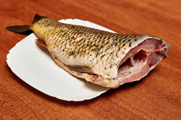 Poisson Cru Fumé Salé Dans Une Assiette — Photo