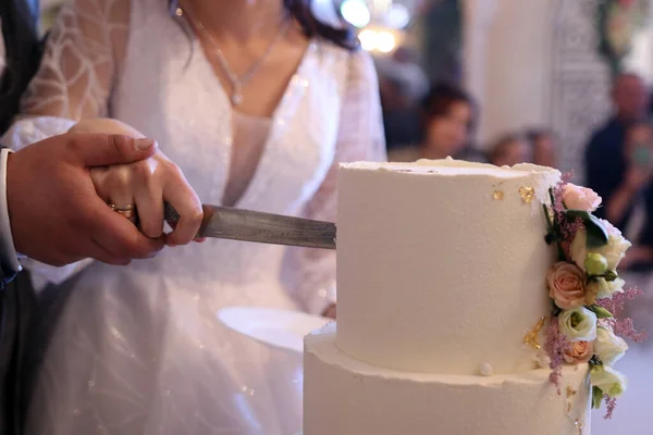 結婚式のケーキを切って閉じ — ストック写真