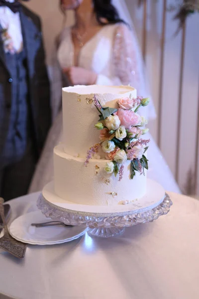 花と結婚式のケーキ — ストック写真