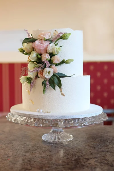 Gyönyörű Esküvői Torta Virágokkal — Stock Fotó