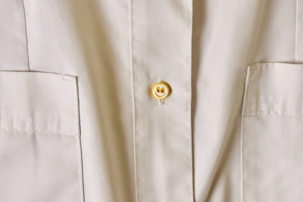 Camisa Branca Com Botões Fundo Sorriso — Fotografia de Stock