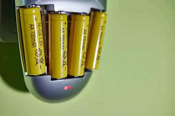 Proces Ładowania Baterii Typu Autonomiczne Zasilanie Urządzeń Gospodarstwa Domowego — Zdjęcie stockowe
