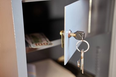 Mali ve belgelerin güvenliği. Şifreli bir kasa açılıyor.