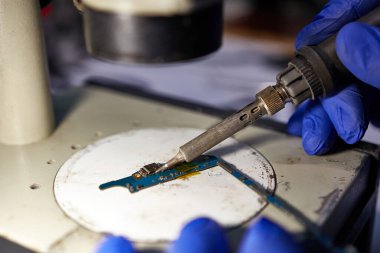 Cep telefonu tamiri. Mobil aygıt servisi.