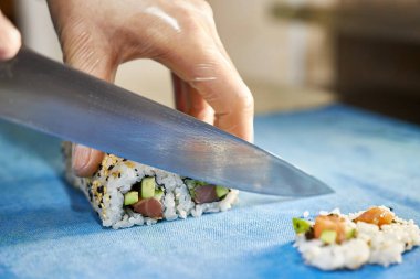 Şef suşi böreği kesiyor, kapatın.