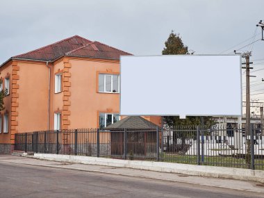 Sokakta boş ilan panosu, şehir manzarası