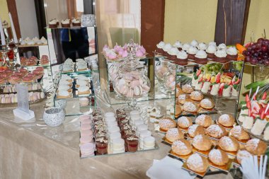 Masada lezzetli tatlılar var, kapayın.