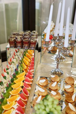 Meyve ve şekerli açık büfe düğün resepsiyonu